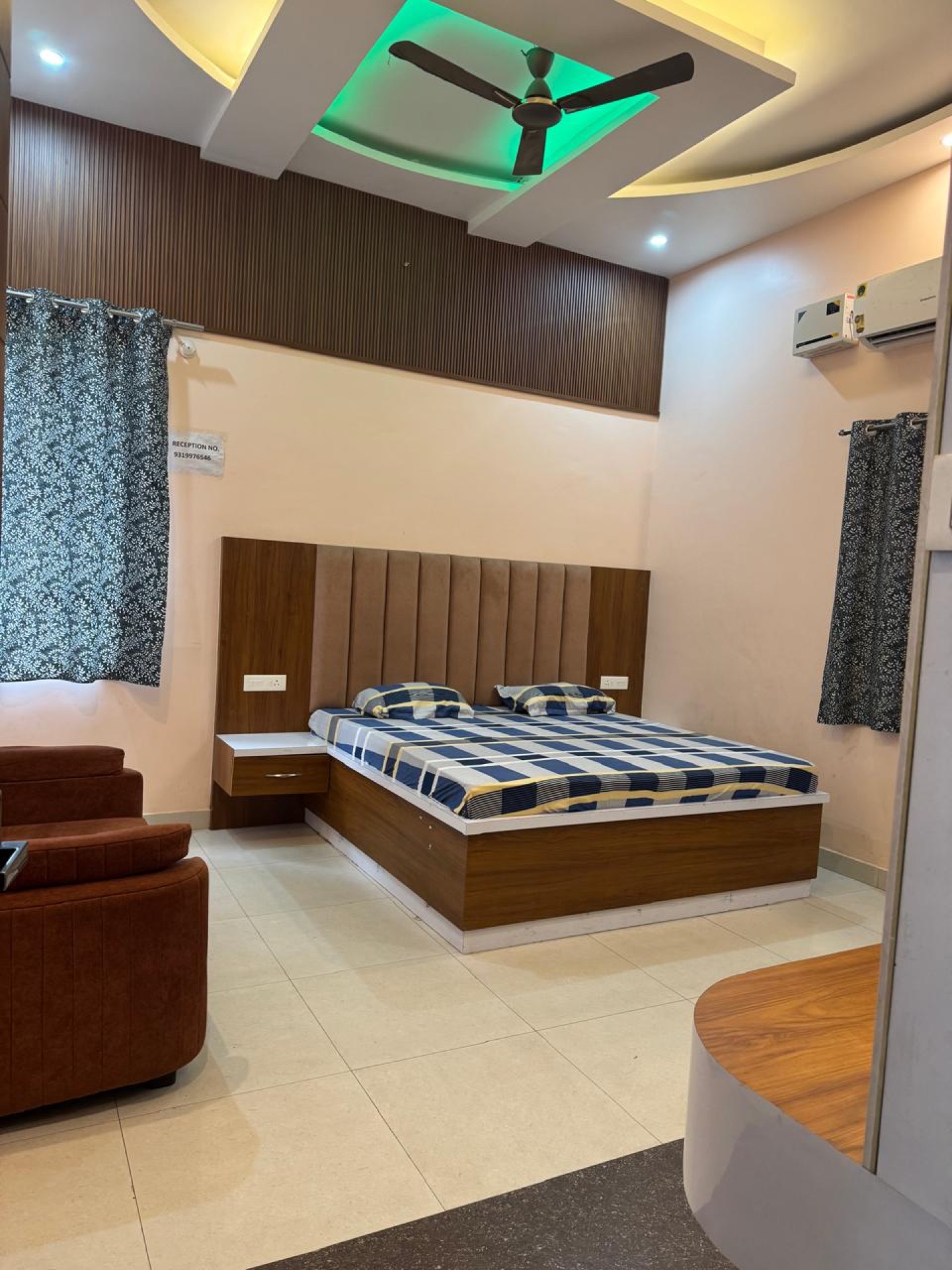 Room with split AC and modern ceiling